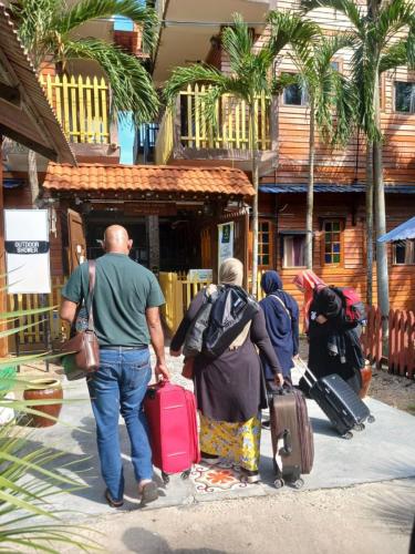 photo 6120402455377329503 y